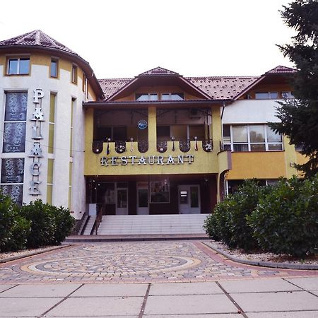 Golden Palace Dubove Buitenkant foto